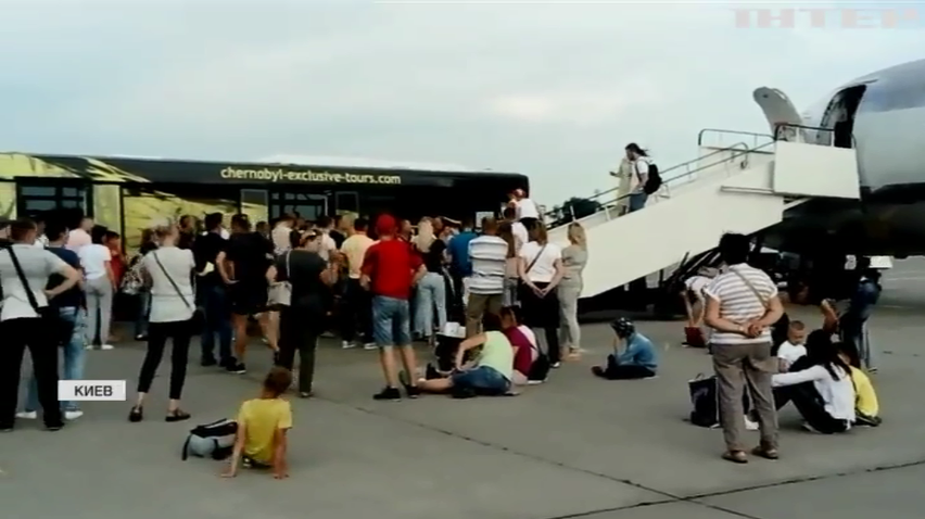 Отпуск в зале ожидания: кто испортил отдых тысячам украинских туристов?