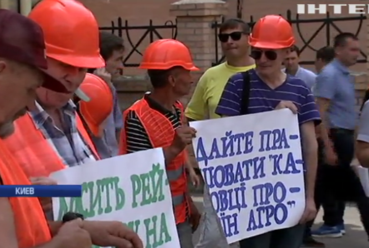 Акции протеста под стенами Хозяйственного суда: рабочие предприятия по переработке сои потребовали от служителей Фемиды остановить рейдеров