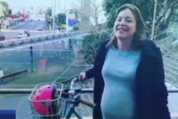 Министр Новой Зеландии уехала в роддом на велосипеде