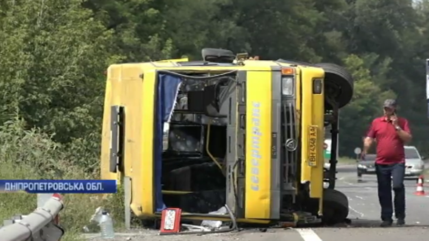 На Дніпропетровщині автобус з пасажирами зіткнувся з фурою