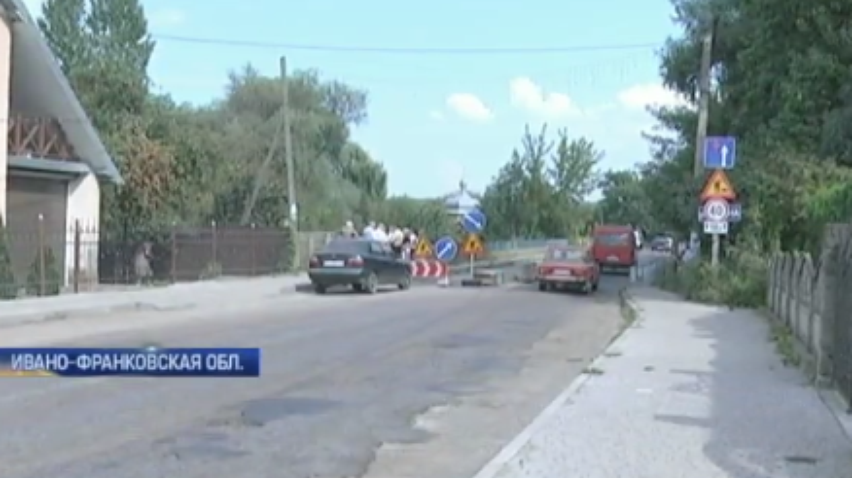 На Прикарпатье дорожники отказались ремонтировать мост (видео)