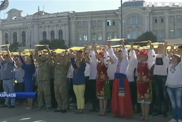 День флага в Украине отпраздновали масштабными флешмобами