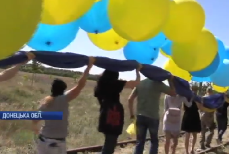 В Авдіївці здійняли у небо величезний прапор України