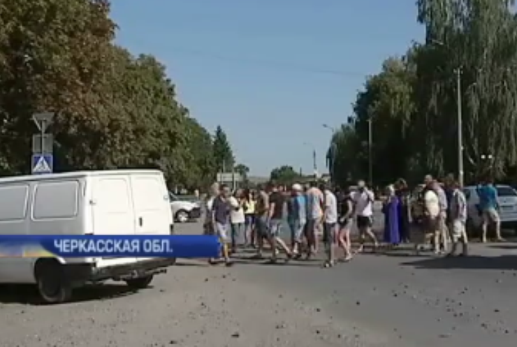 В Черкасской области дорогу "починили" дорогу камнями