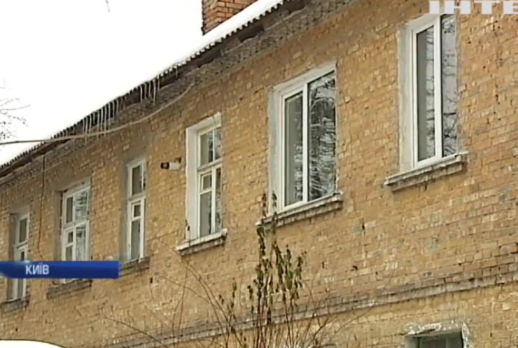 Будинок-привид у Києві розвалюється на очах