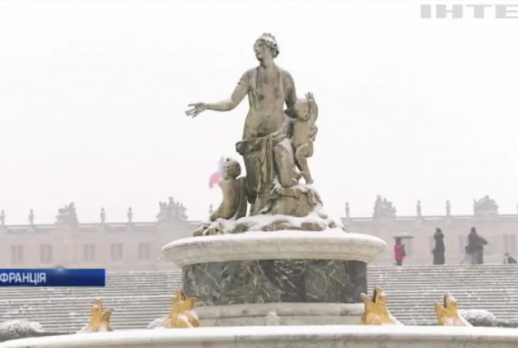 Париж засипало снігом (відео)