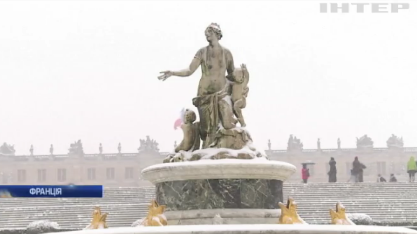 Париж засипало снігом (відео)