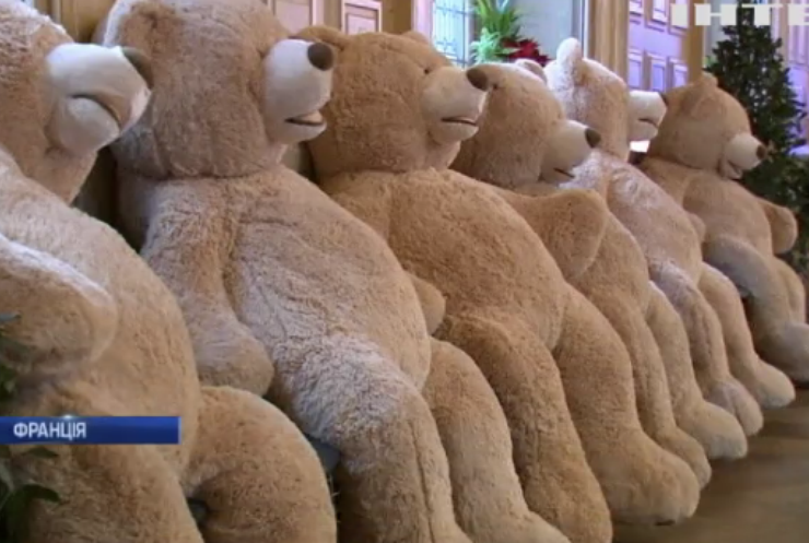 Париж попрощався із десятками плюшевих ведмедів