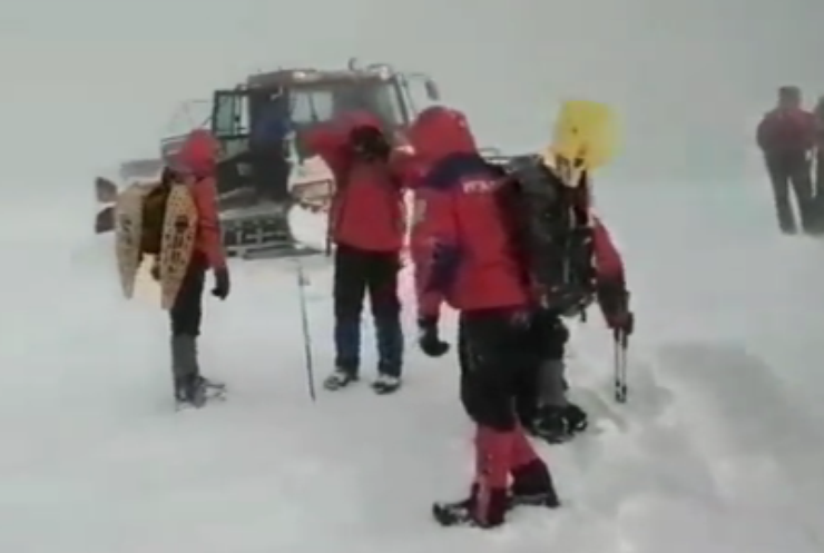 У Карпатах рятують туристів від негоди у горах