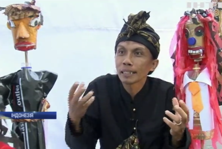 Школярі з Індонезії майструють ляльки із пластикових відходів