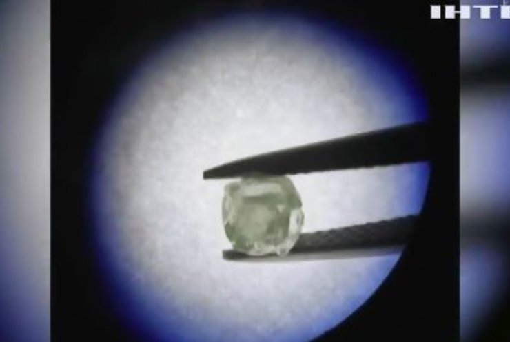 В Якутії знайшли діамант "з сюрпризом"