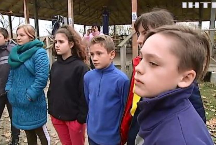 Діти з прифронтового селища Золоте проходять реабілітацію у дитячому таборі "Азовець"