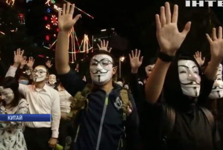 У Гонконгу люди у масках вийшли на мітинг за демократію та розтрощили ресторан