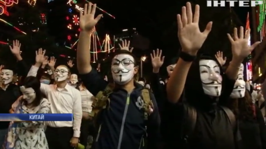 У Гонконгу люди у масках вийшли на мітинг за демократію та розтрощили ресторан