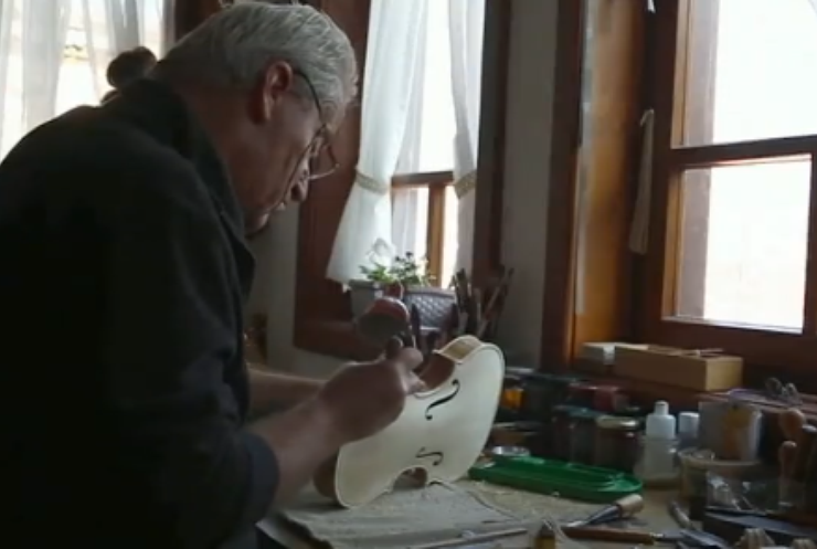Художник з Північної Македонії перевчився на майстра з виготовлення скрипок