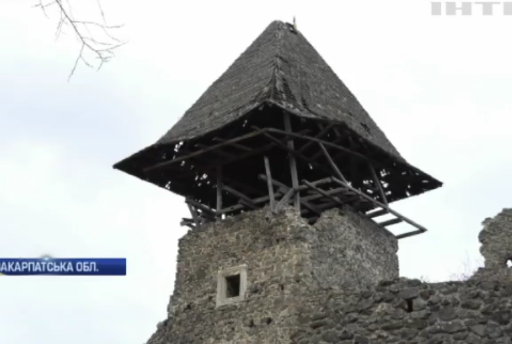 Негода в Україні: на Закарпатті вітер зніс дах старовинного замку