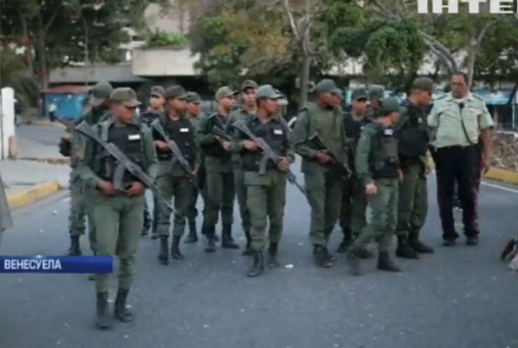 У Венесуелі затримали десятки людей за пограбування супермаркету