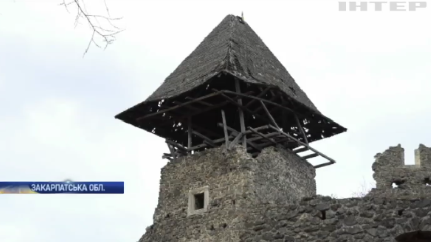 Негода в Україні: на Закарпатті вітер зніс дах старовинного замку