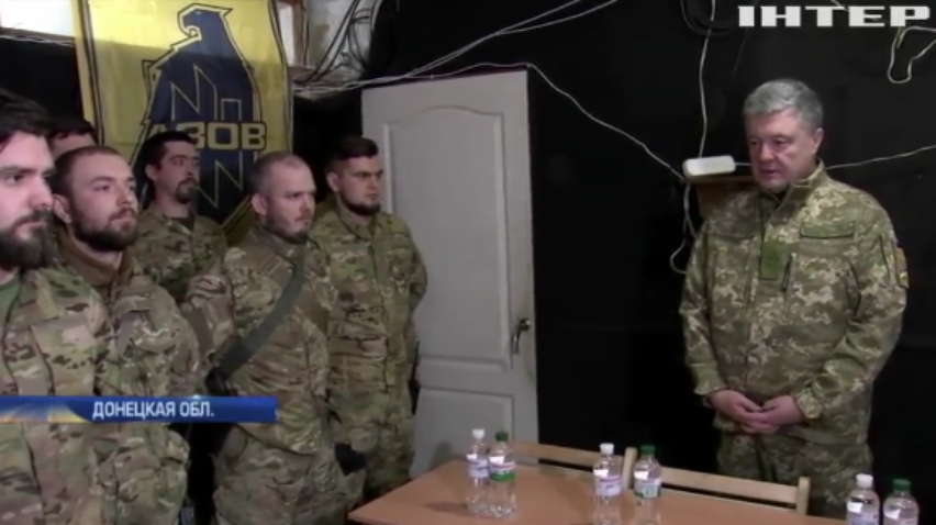 Петро Порошенко привітав полк "Азов" із Днем добровольця