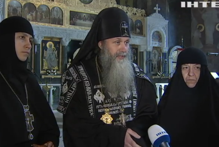 Зривали хрести та били ногами: радикали намагалися захопити храм УПЦ на Житомирщині
