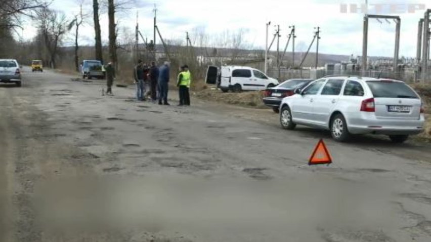 На Прикарпатті селяни самотужки ремонтують аварійну дорогу