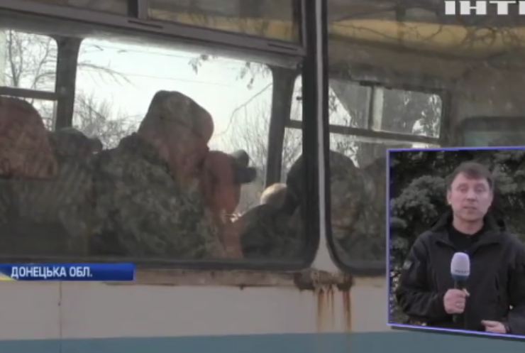 На Донбасі військових звозять до спецдільниць для голосування