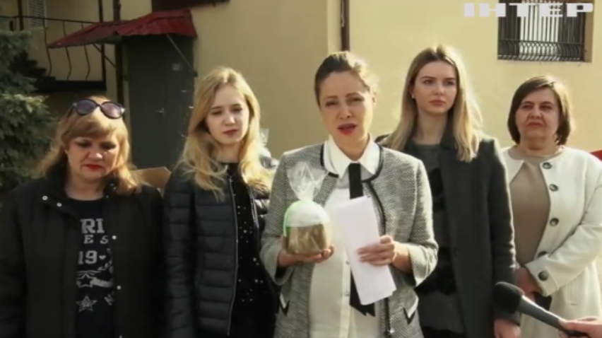 Представники "Жінок за майбутнє" доставили подарунки до Великодня мешканцям прифронтових селищ Донбасу