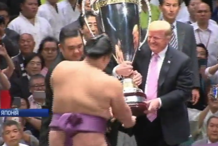Дональд Трамп вручив кубок переможцю чемпіонату із сумо