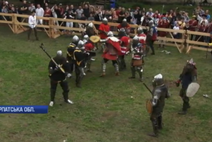 У замку на Закарпатті організували лицарські бої