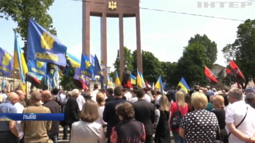 У Львові поклали квіти до пам'ятника Шухевичу