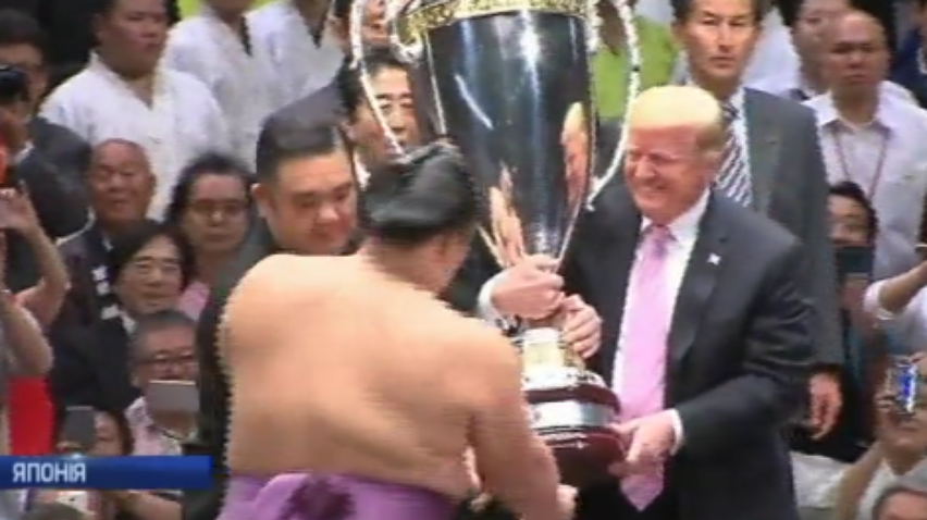 Дональд Трамп вручив кубок переможцю чемпіонату із сумо