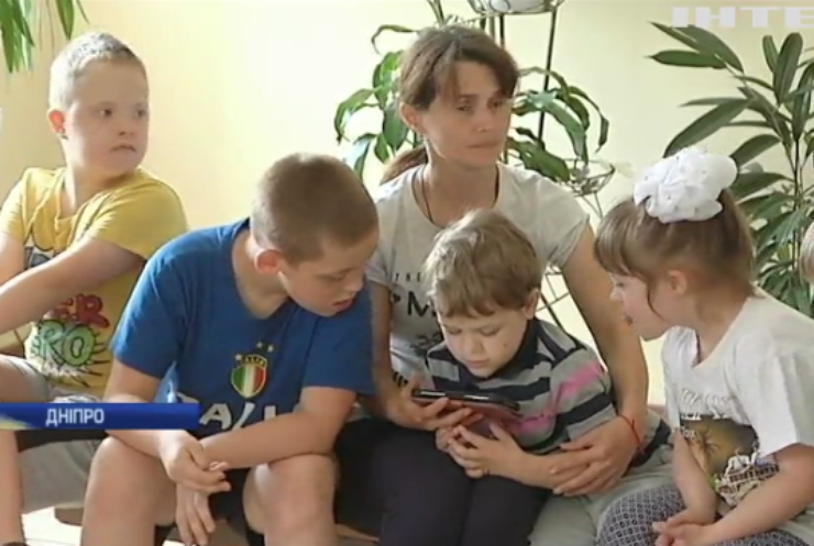 У Дніпрі протестують проти виключення дітей із центру реабілітації