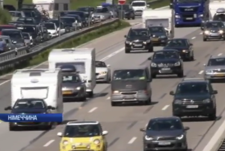Німеччині заборонили брати гроші за проїзд автобанами