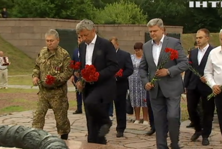Представники "Опозиційної платформи - За життя" принесли квіти до братської могили на комплексі "Букринський плацдарм"