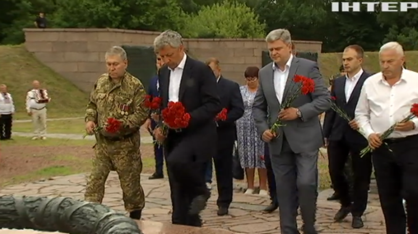 Представники "Опозиційної платформи - За життя" принесли квіти до братської могили на комплексі "Букринський плацдарм"