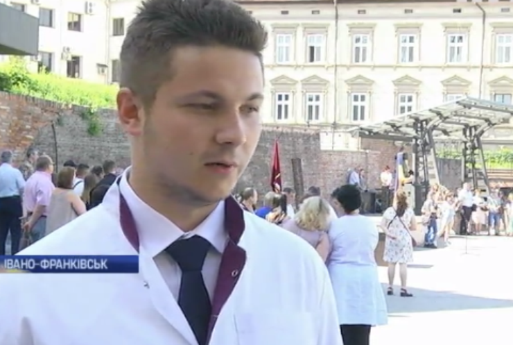 В Івано-Франківську випускники поповнили лави військових лікарів