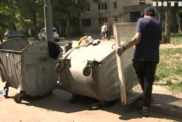 Копійки за сміття: як живуть українські двірники
