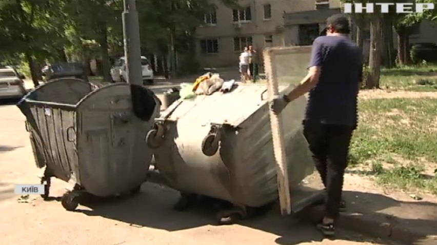Копійки за сміття: як живуть українські двірники