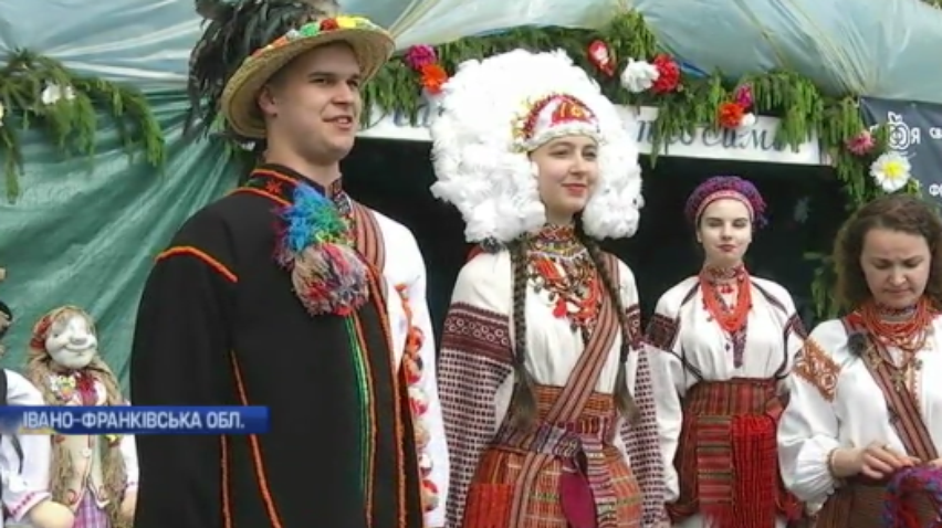 На Прикарпатті провели фестиваль весільного обряду