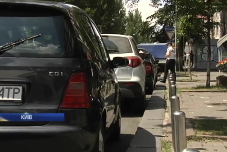 Водіїв Києва навчають правил паркування