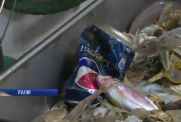 Італійські рибалки привозять з моря бляшанки та пластикові пляшки