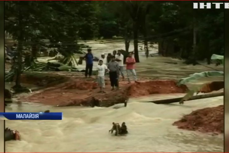 Рівень води піднявся на 5 метрів: жителі Малайзії покидають свої домівки