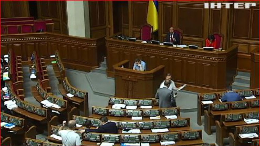 Порожні крісла та кулуари: чому депутати провалили голосування за виборчий кодекс