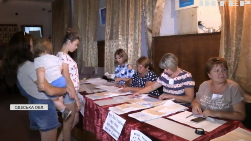 Вибори в Одеській області: виборців підвозили мікроавтобусами до дільниць