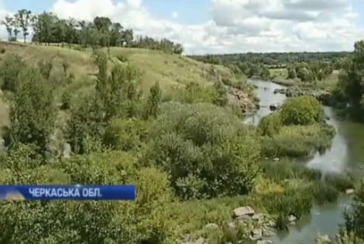 На Черкащині люди самотужки рятують рибу у річці Рось