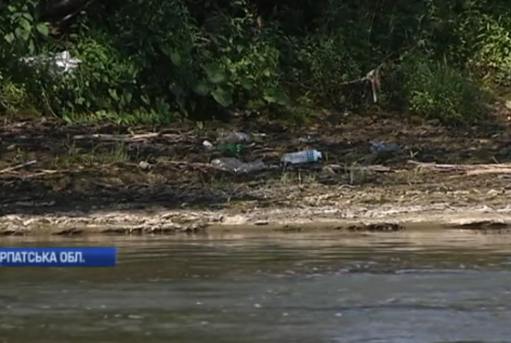 На Закарпатті річки вимивають сміття за кордон