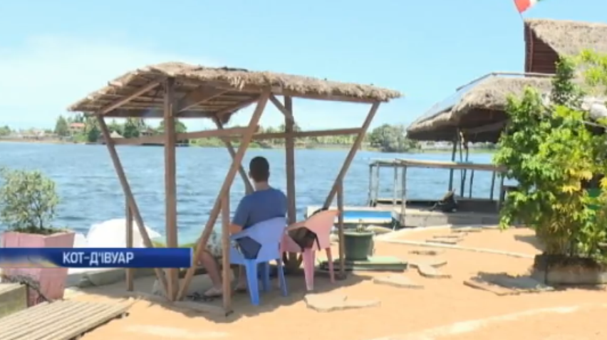 Біля берегів Африки дрейфує готель із сміття