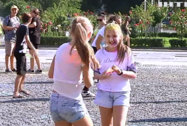 Жителі Ужгорода кольоровим дійством попрощалися з літом