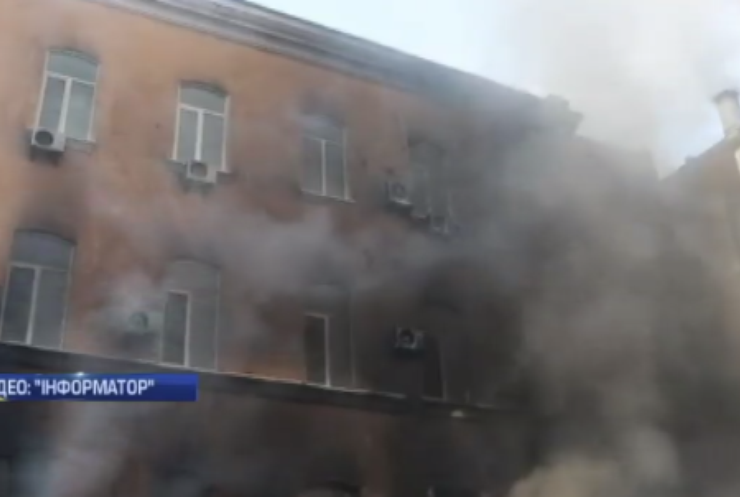 У центрі Києва горіла будівля
