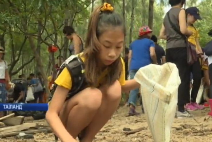 Школярка з Бангкока проміняла уроки на збір сміття